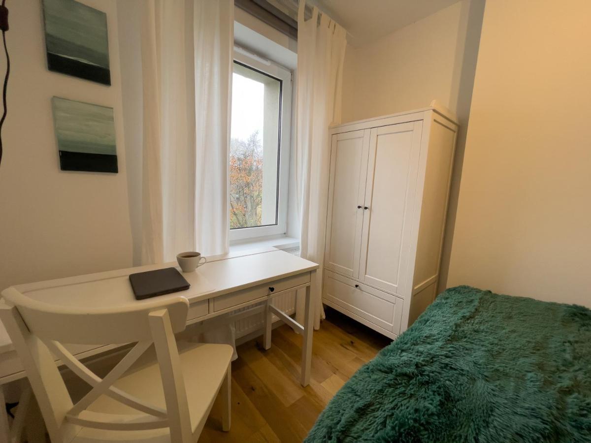 שורזוב Urban Apartments Cosy No 4, Free Private Parking, Self Check-In מראה חיצוני תמונה