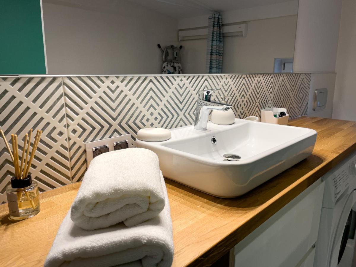 שורזוב Urban Apartments Cosy No 4, Free Private Parking, Self Check-In מראה חיצוני תמונה